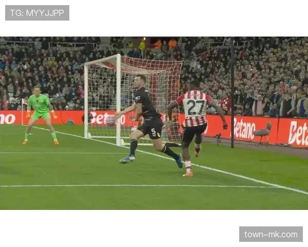 足球回传规则解析：裁判判罚与禁区手球的关键标准